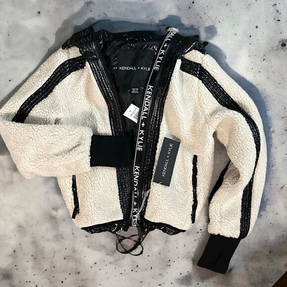 KENDALL & KYLIE Dublin Mixed-Media Sherpa Puffer Jacket - Picture 3 of 8